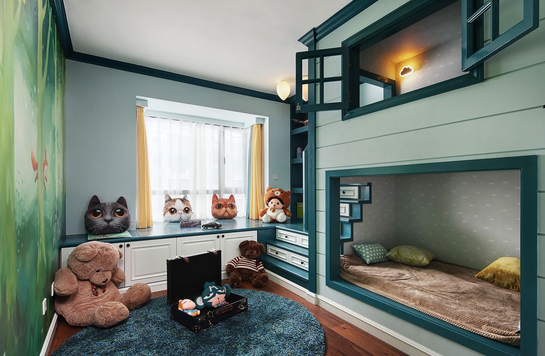 两组不同风格的卧室设计，均采用木材作为家具的原材料，增加空间的肌理感和质感，让这个家变得沉淀有味道。
