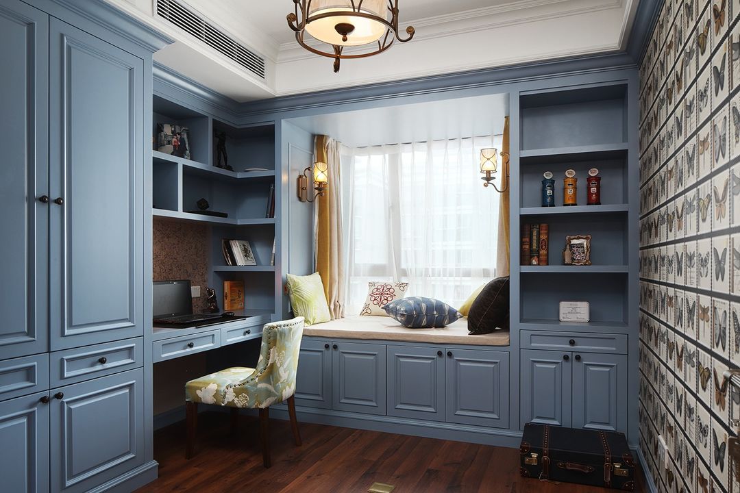 两组不同风格的卧室设计，均采用木材作为家具的原材料，增加空间的肌理感和质感，让这个家变得沉淀有味道。