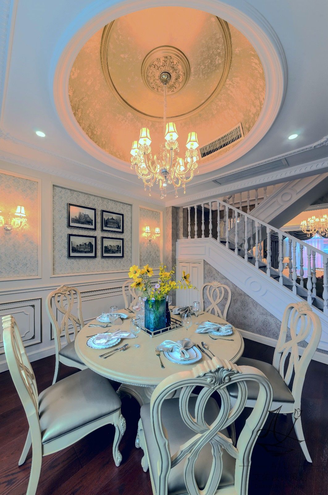 华丽而复古的欧式风格，以精美的吊灯，奢华的家具加持，让空间的华美感得到升华。