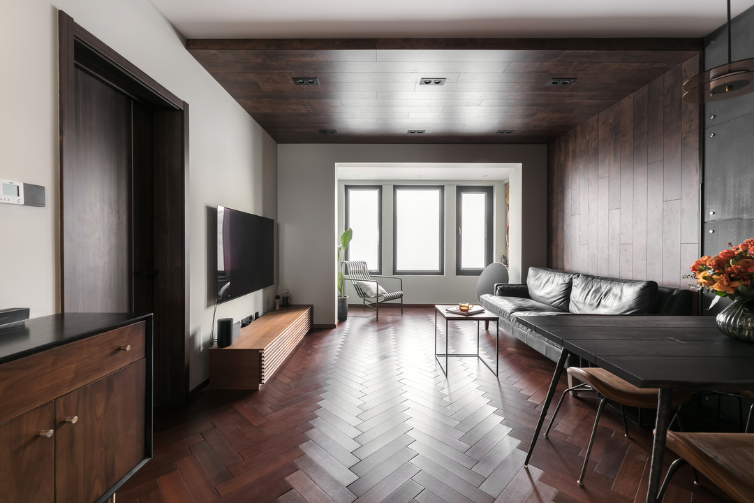 大理石与木材的混搭，让空间既有现代的设计感，又有古朴的质感，再以精致舒适的家具布置点缀，氛围感立现。