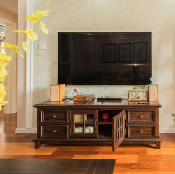 木质风格的家具让家更温润有质感，暖色调的家给人一种独特的温馨感，再搭配明亮的灯光，爱上这样的暖。