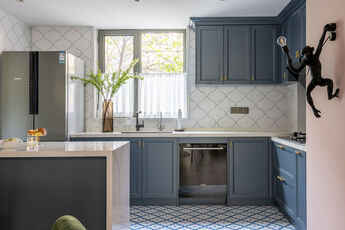 多颜色混搭的家，灰蓝与浅粉搭配，木质地板与咖色窗帘呼应，让家更显时尚气息，又温馨又明亮。