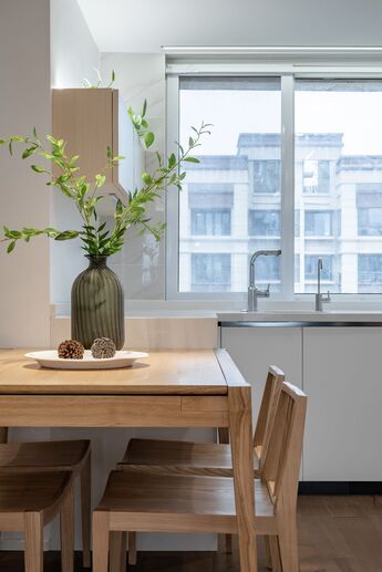 整个家采用原木元素和灰白色调混搭的设计，空间中更呈现出一种自然、简洁又清新的氛围。