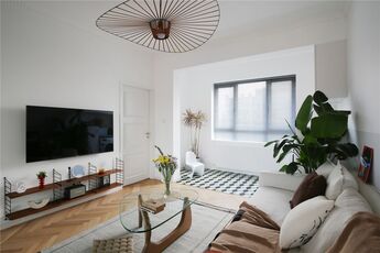 这套家装的客厅是木质地板搭配绿植花艺，厨房则是灰蓝柜体搭配纯白色，混搭的布局让家的功能层次感更强。