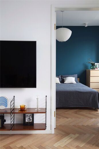 家的布局采用一抹蓝与灰色+木质混搭，让空间更显时尚和沉稳、优雅的气息。