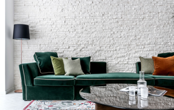 整个家的家具选用多种颜色组合，壁画与灯饰搭配，让家的潮流和时尚感更强。