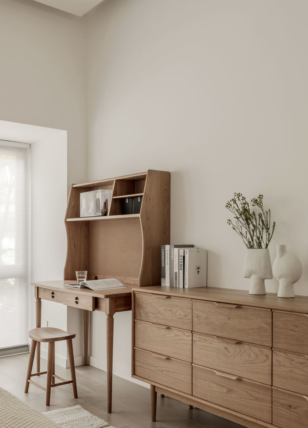 现代简约风格特点： 在家具配置上，白亮光系列家具，独特的光泽使家具倍感时尚，具有舒适与美观并存的享受。在配饰上，延续了黑白灰的主色调，以简洁的造型、完美的细节，营造出时尚前卫的感觉。
