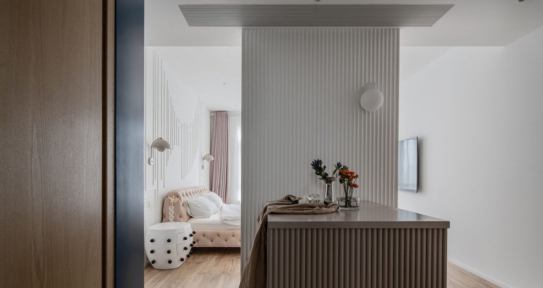 现代简约风格卧室一般采用简洁通透的断桥铝进行搭配，总体效果要给人一种清新惬意的舒适感，而且在卧室颜色的选择上都会选择一些比较时尚的颜色稍加点缀，整体效果一定是给人一种看起来十分平静的效果。