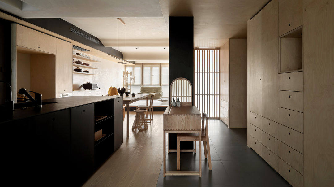 #对木质情有独钟# 米色+白色的色彩搭配:新派日式风格家居以简约为主，日式家居中强调的是自然色彩的沉静和造型线条的简洁
