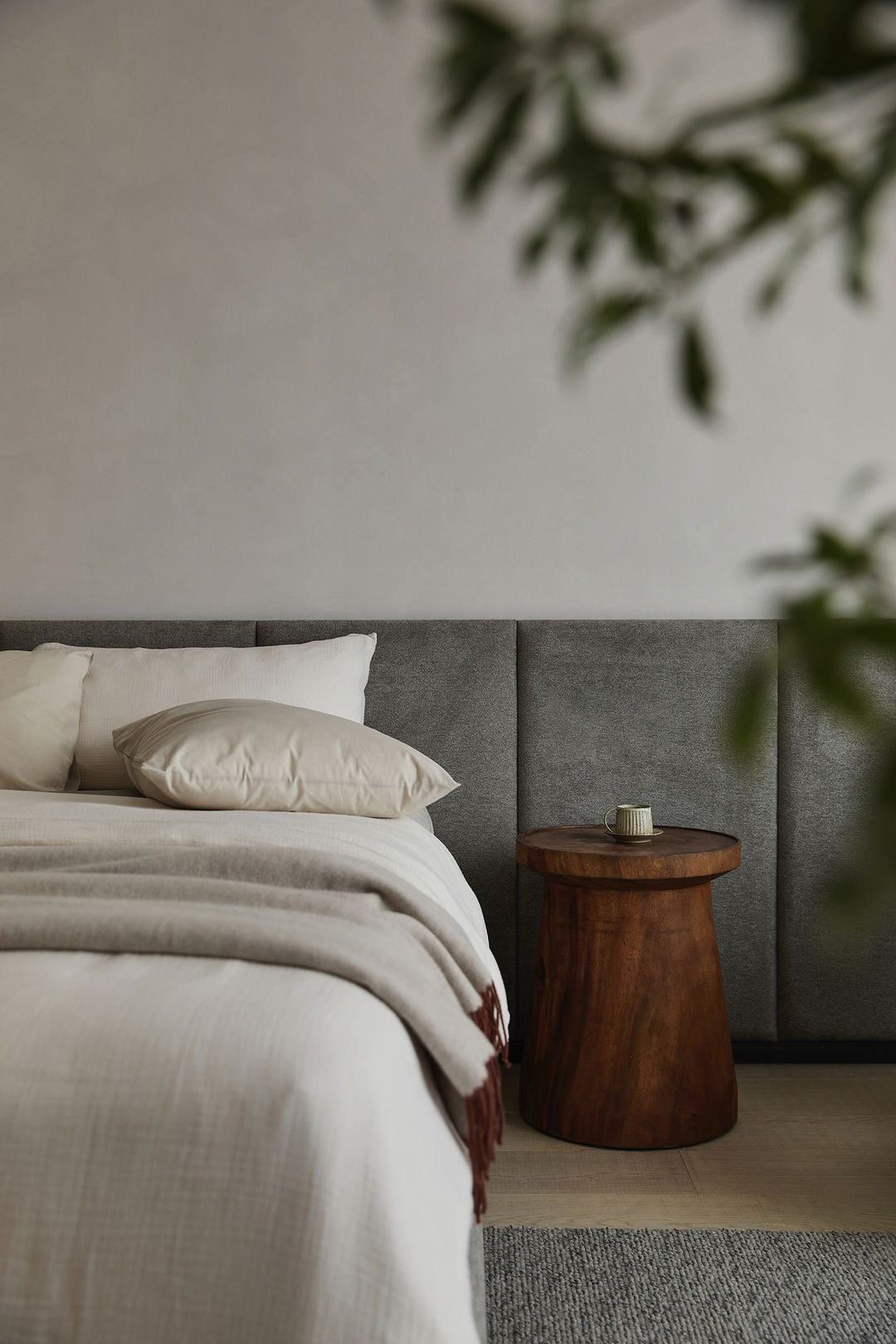 #人人都是美好创享家# 卧室采用简洁的风格，木质花纹色地板搭配淡灰色地毯，搭配白色的床，一层米色的窗纱搭配浅灰色窗帘，透露着一丝艺术的气息。