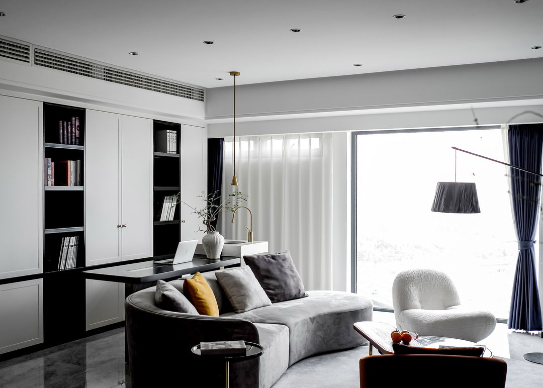 #我家最美的一角# 简洁、实用的个性化空间。现代简约风家具线条简洁，软装搭配配合，会凸显美感。沙发垫搭配沙发，落地窗搭配白色窗纱和窗帘。软装的搭配是很关键的。