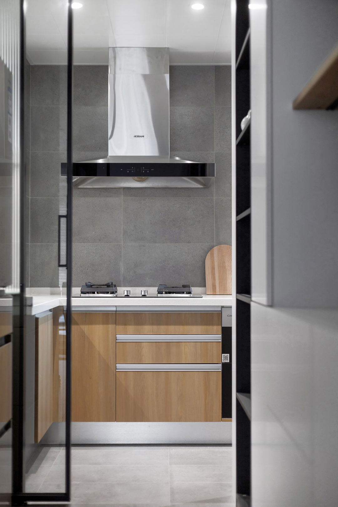 #我家最美的一角# 整个厨房采用灰色的设计，显得非常的简单大方。