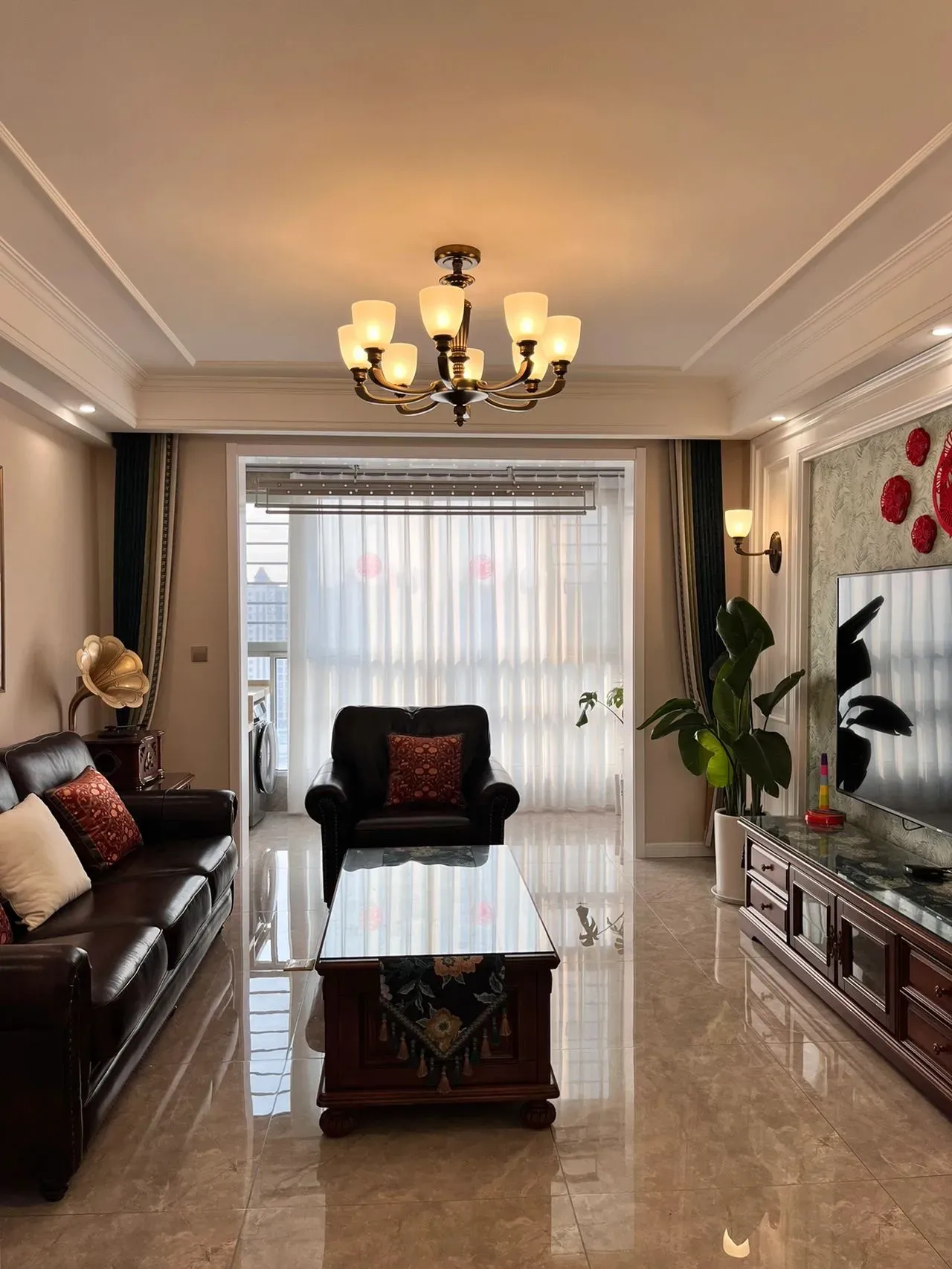 美式一直是我梦寐以求的家🏠因为它能带给人温馨和宁静的感觉～
家里的硬装基础简单，没有复杂的吊顶，地砖通铺，电视背景墙是墙布图案，一切简简单单～
大大的落地窗提升了空间亮度。感觉地面，桌子都在发光✨
硬装是基础，软装才是灵魂，灯是家里的点睛之处，家具的选择很重要，还有挂画、窗帘，都是一点一点用心去选择的。最后组成了现在的家🏠
唯一美中不足的是客厅还缺个地毯，准备马上搭配一个美美的地毯。
没事的时候坐在上面喝茶看书，想想就很惬意～话说，这样的美式家，你们喜欢嘛[呲牙] #人人都是美好创享家#