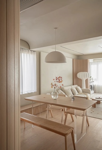 简约的风格另一种名字叫做高贵，以典雅的姿态安静的家庭环境，木质家具给人一种清爽的感觉。
