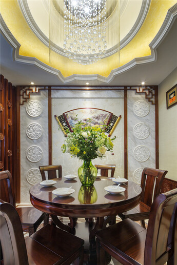 中式现代客厅，以红木为主，虽然看似古典，但是其结合现代化的吊灯及现代化的墙壁装修。满满的中国文化传承下来。
