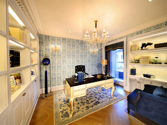 #如何装出高级感的家# 客厅的沙发墙是典型法欧风，米白色、金色及蓝色为主体色，妥妥的富贵气质在里面。古典欧式风格别墅装修最大的特点是在造型上极其讲究，给人的感觉端庄典雅、高贵华丽，具有浓厚的文化气息。在家具选配上，一般采用宽大精美的家具，配以精致的雕刻，整体营造出一种华丽、高贵、温馨的感觉。