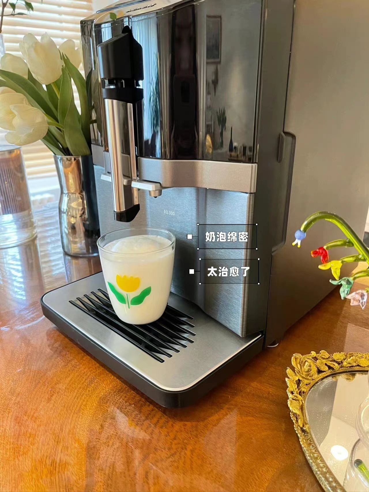#温馨而美好的一刻# 春季是我最爱的季节，万物复苏生机勃勃。
早早给自己家里也装上了春装，森系客厅设计向来都受大家喜欢[打call]
换上了绿色格纹的地毯像清新的草地，绿植鲜花萦绕，醇香的咖啡，所有的美好恰逢其会~
每天早上放点音乐，做一杯咖啡满屋子充满咖啡香气️
瞬间提神，迎来美好的一天