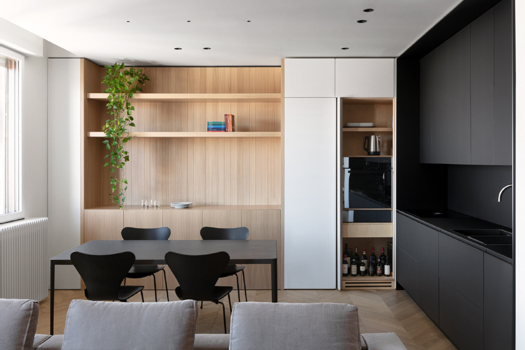 #装修灵感库# 一种理想的当代舒适公寓氛围，具有使房子各个角落都能正常运作的裁缝设计元素。